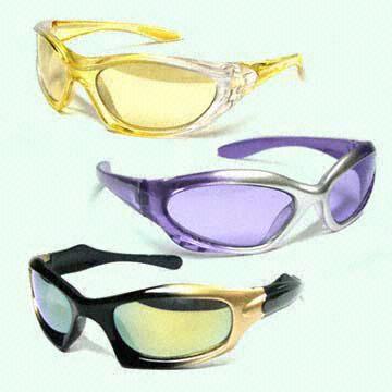 Sporty Sunglasses with Plastic Temple 