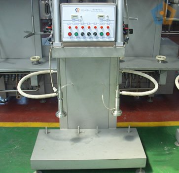 Beer keg filling machine with double heads