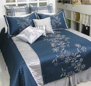 Polyester Embroidery bedding set_comforter set