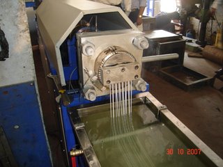 Plastic recycling extruder