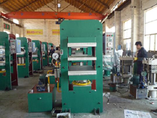 Frame type rubber plate vulcanizing machine