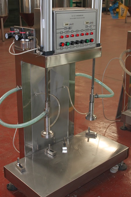 Keg filling machine with double heads 