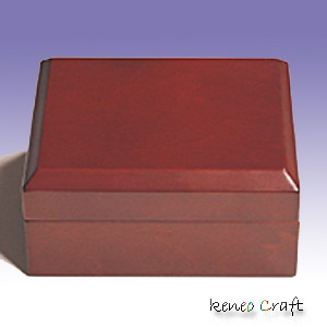 Quadrate wooden box