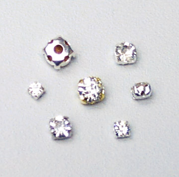 Metal setting with rhinestones for apparel