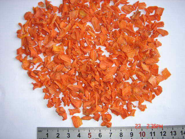 Dehydrated carrot flakes