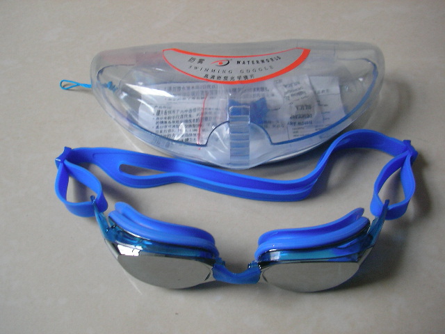 SWIMMING GOGGLES