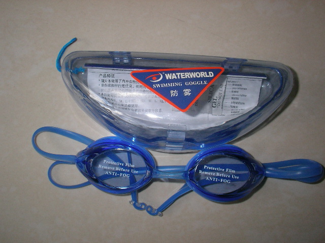 SWIMMING GOGGLES