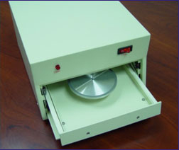 UV curer for curing thin film using UV light