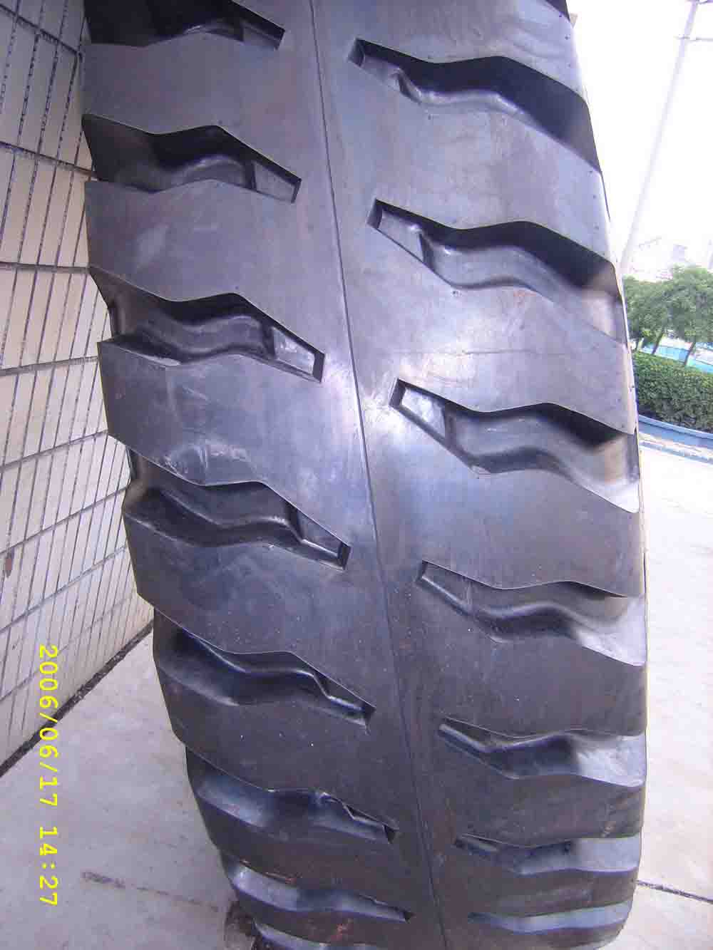 Earthmover tire 33.25-29