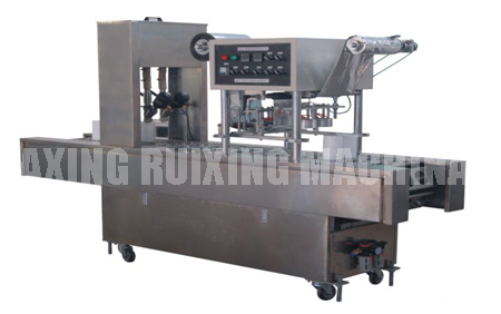 Wet cloth automatic wetting capper