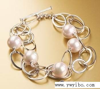 Fashionable  pearl   bracelets