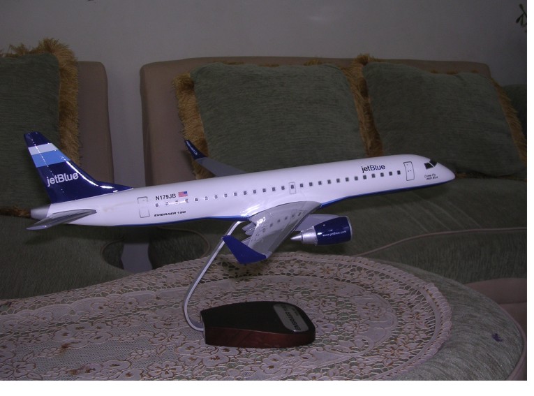 airplane model ERJ 190