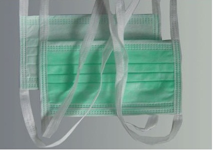 Nonwoven face mask with ties