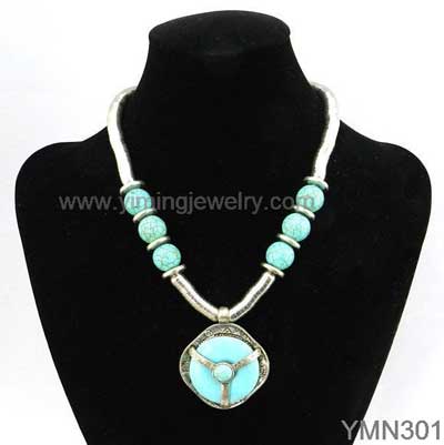 2012 New Fashion Chunky Glass Necklace