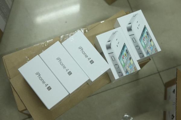 New  IPhone 4S 64GB factory unlocked 