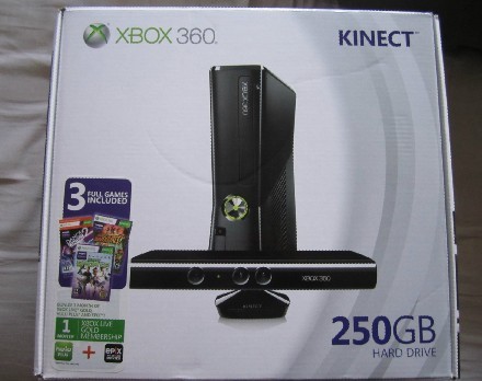 Microsoft Xbox 360 - with Kinect 250 GB Glossy Bla
