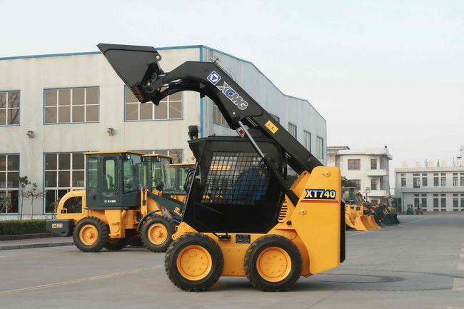 XT740 skid steer loader