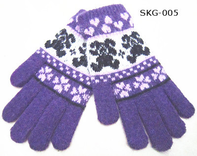 Women& acute;s knitted wool gloves