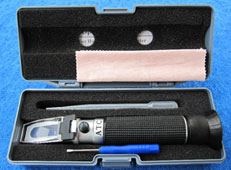 Handheld refractometer for clinical protein
