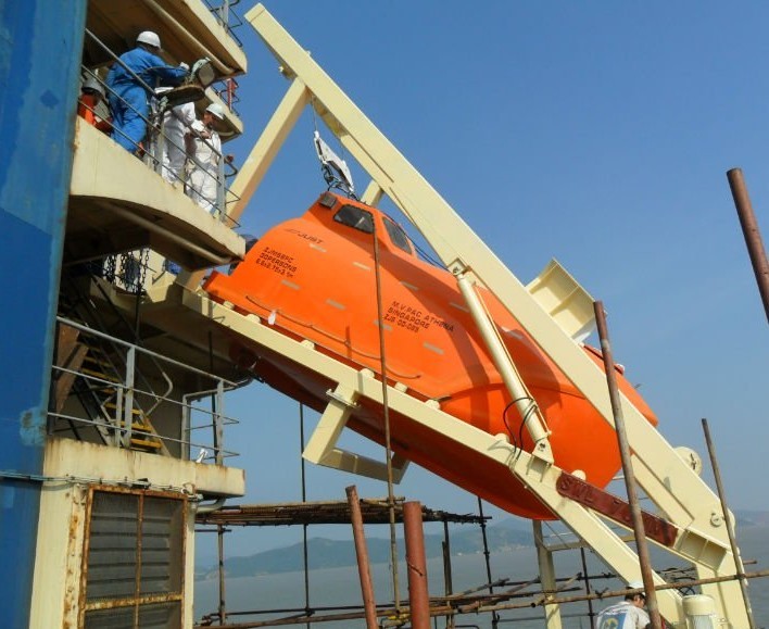 4.9m GRP Closed Free Fall Lifeboat for 16 Persons