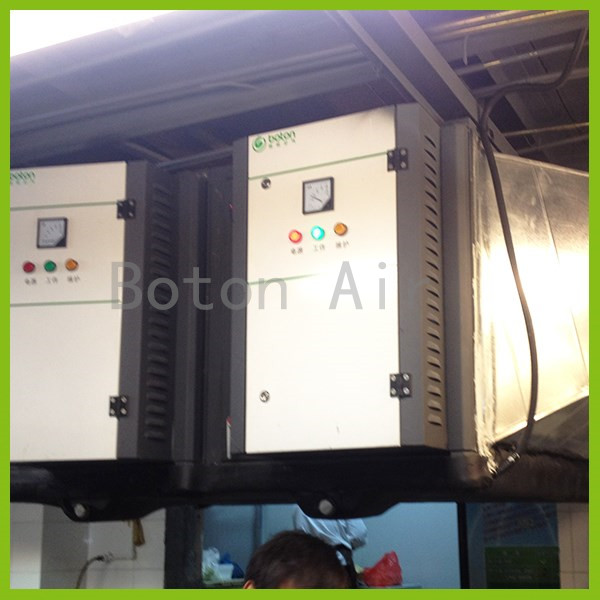 Commercial kitchen smoke cleaning device for catering industry
