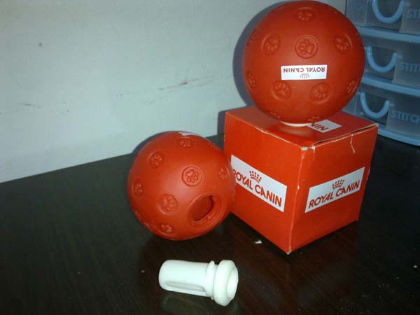 cat toy ball with food inside,pet toy treat ball,pvc cat activity ball,crazy cat toy