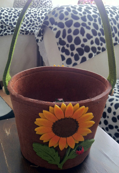 Easter decoration felt bucket bin