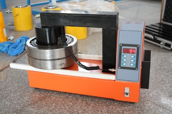 Auto demagnetization induction bearing heater