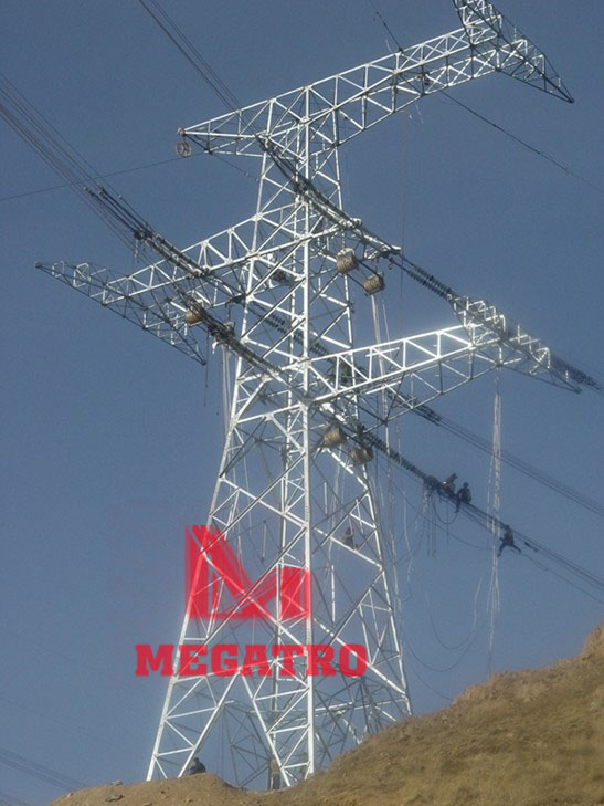 Self supporting steel lattice tower for overhead transmision lines