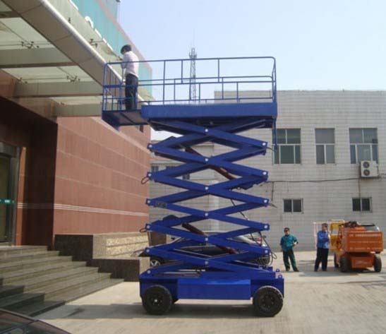 self-propelled lift