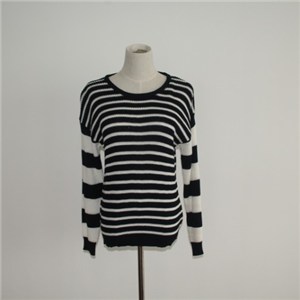 Women& acute;s Striped Sweater