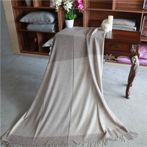 Lamb& acute;s Wool Throw