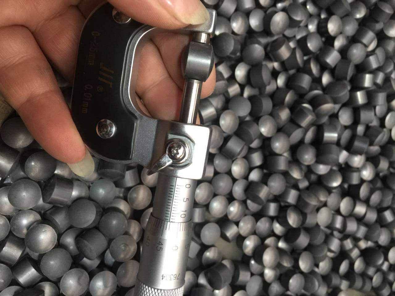 Pressureless sintered silicon carbide cylinders