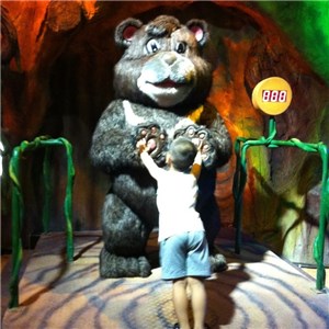 Simulation Thrust Bear Play With A Bear