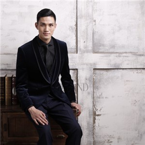 Men& acute;s Tuxedo