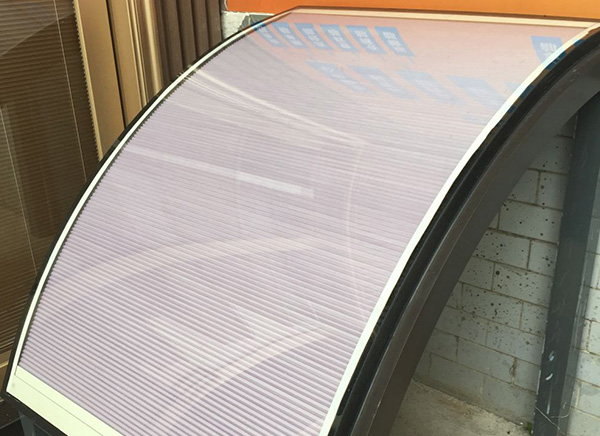 Electronic control cellular shades closed together to the bottom of the cambered surface twi-glass
